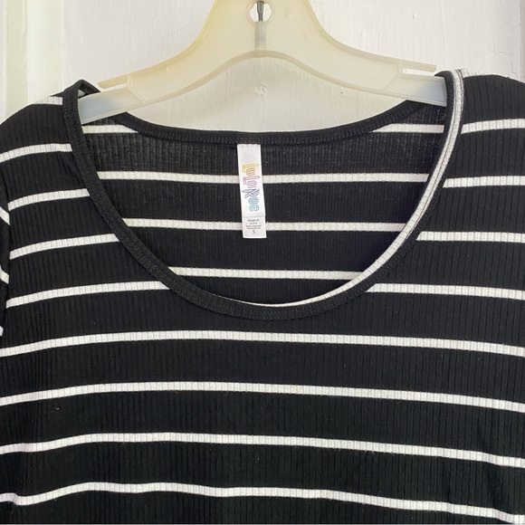 LulaRoe LYNNAE Size SMALL Black & White Stripe Long Sleeve Ribbed Hi-Low Hem - Picture 2 of 6